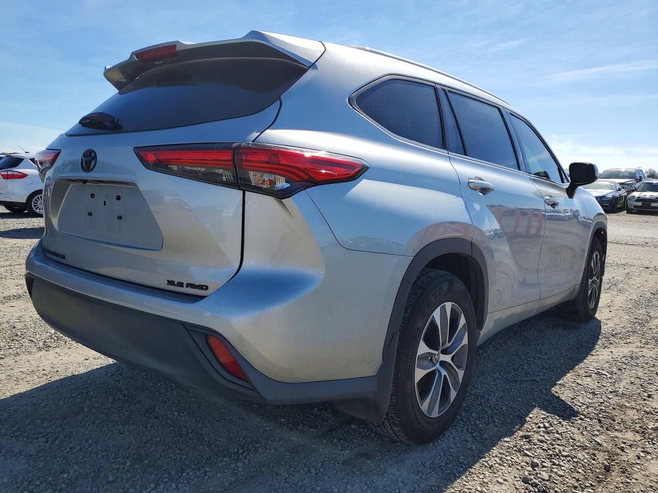 2022 TOYOTA HIGHLANDER XLE photo 3