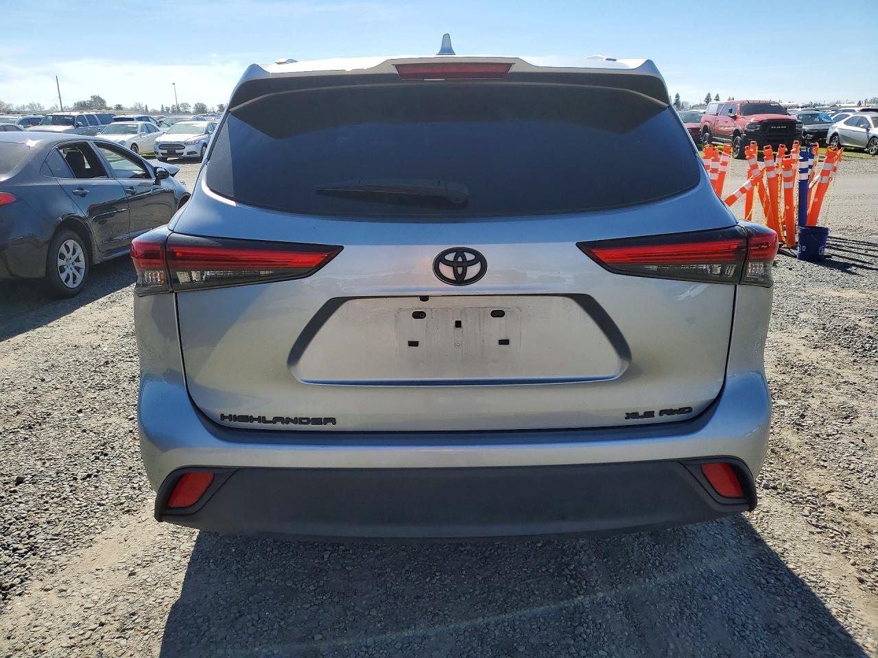 2022 TOYOTA HIGHLANDER XLE photo 6