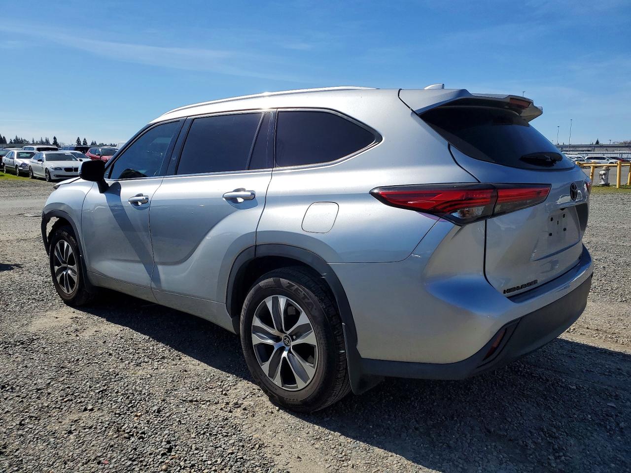 2022 TOYOTA HIGHLANDER XLE photo 2