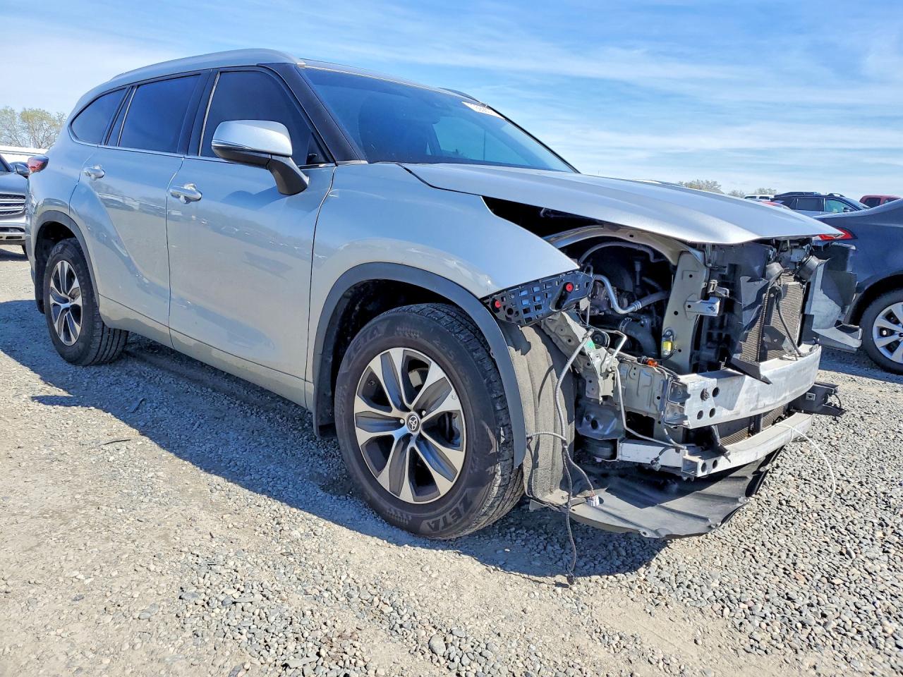 2022 TOYOTA HIGHLANDER XLE photo 4