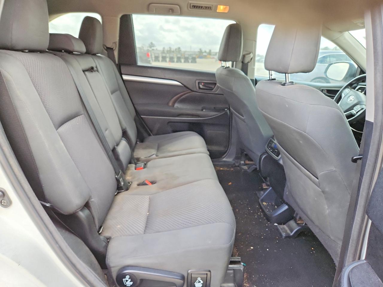2018 TOYOTA HIGHLANDER LE photo 31