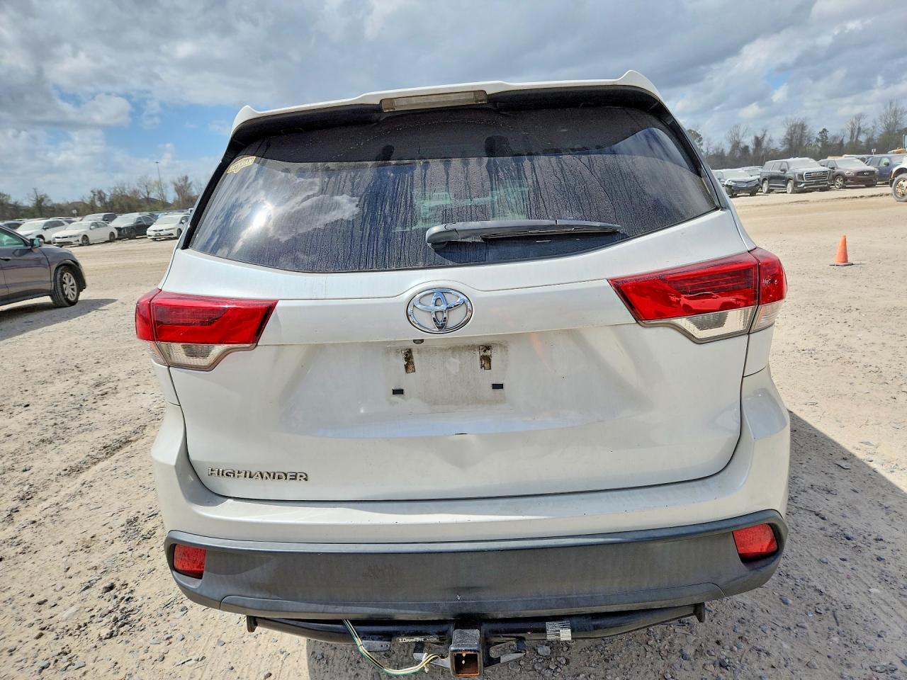 2018 TOYOTA HIGHLANDER LE photo 16