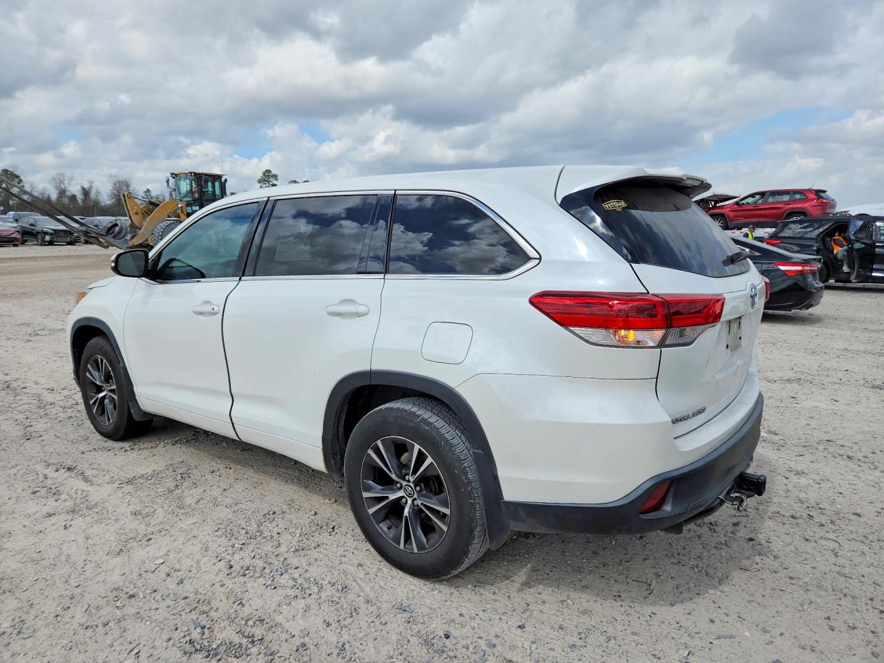 2018 TOYOTA HIGHLANDER LE photo 4