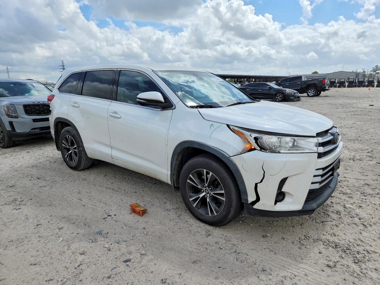 2018 TOYOTA HIGHLANDER LE photo 10