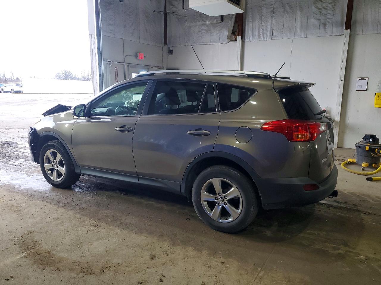 2015 TOYOTA RAV4 XLE photo 3