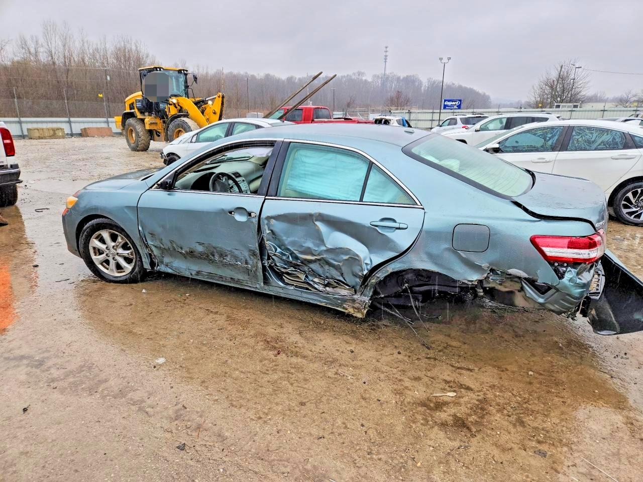 2010 TOYOTA CAMRY LE photo 4
