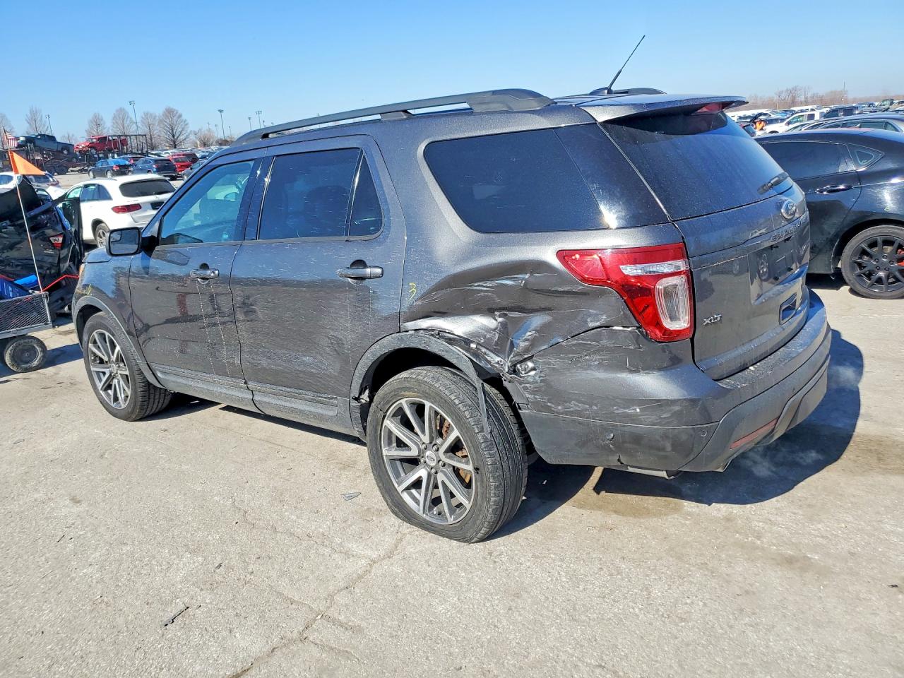 2015 FORD EXPLORER XLT photo 2