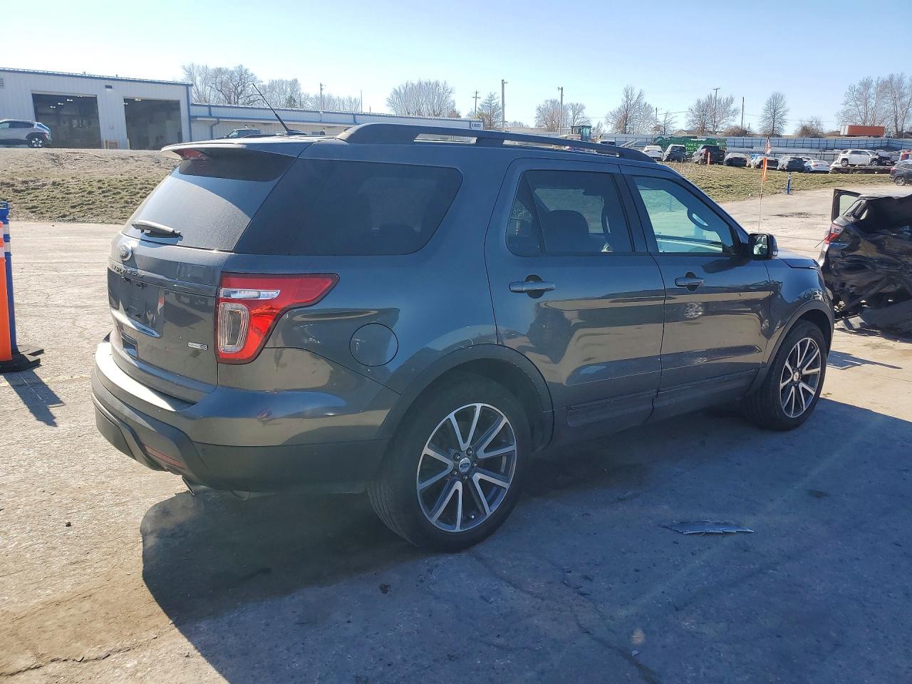 2015 FORD EXPLORER XLT photo 3