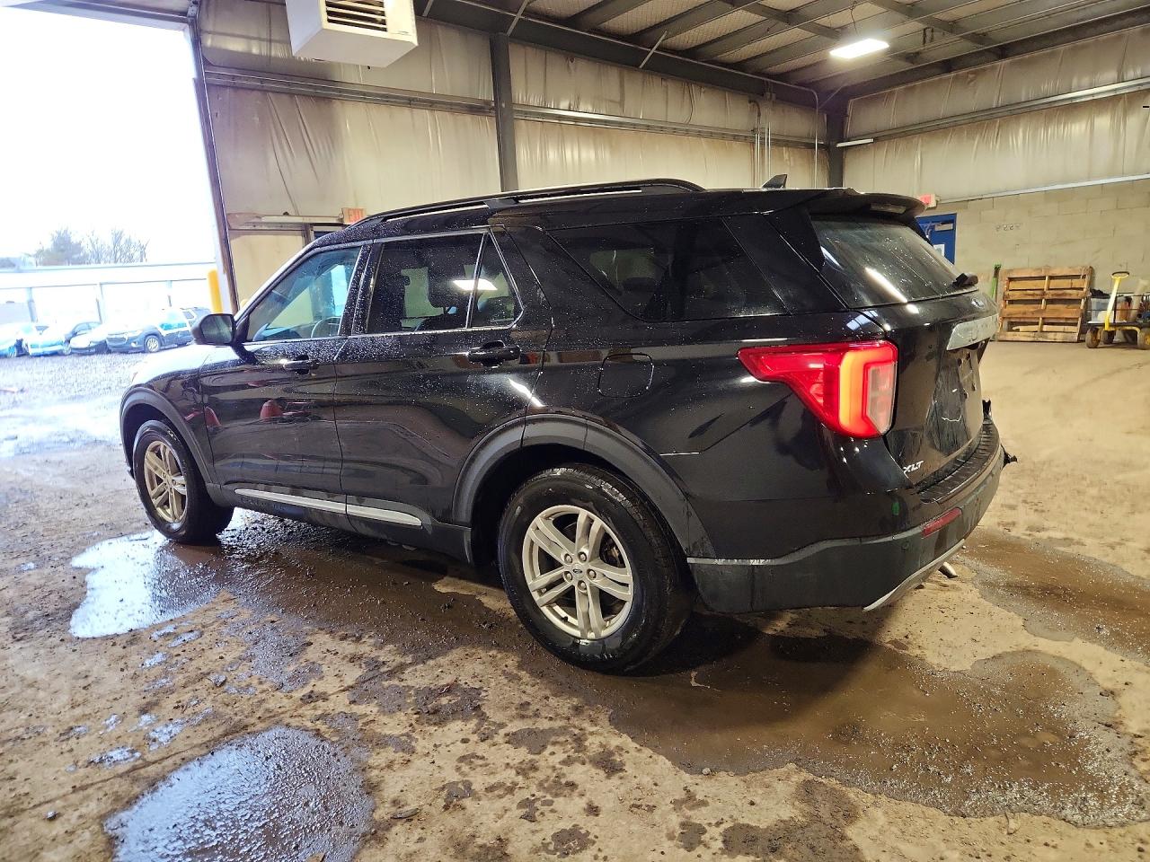 2023 FORD EXPLORER XLT photo 3