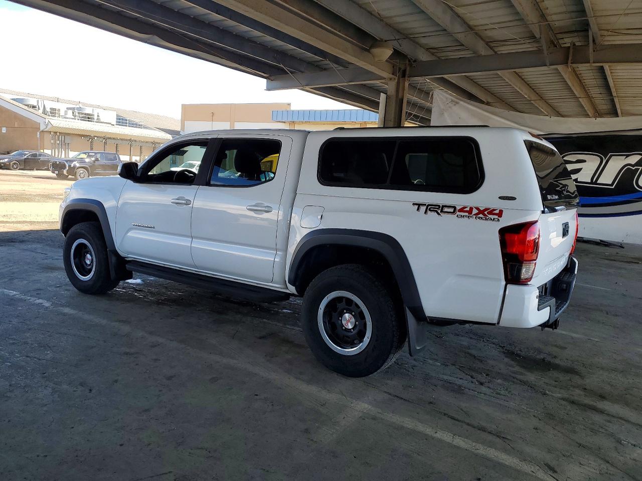2019 TOYOTA TACOMA TRD OFF-ROAD photo 3