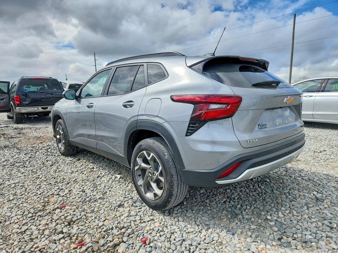 2025 CHEVROLET TRAX 1LT photo 2