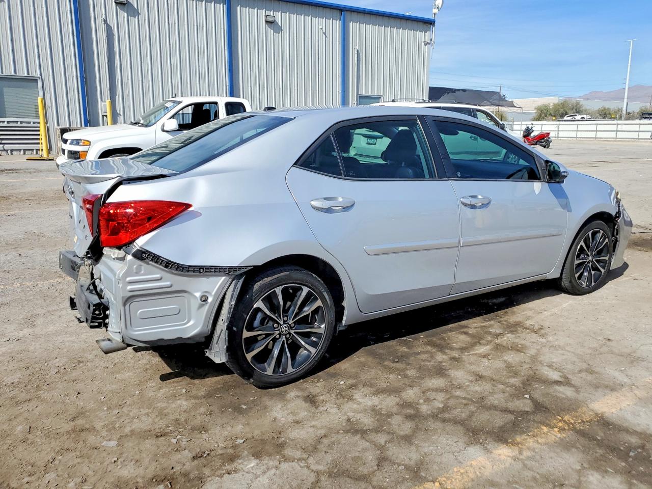 2017 TOYOTA COROLLA SE photo 3