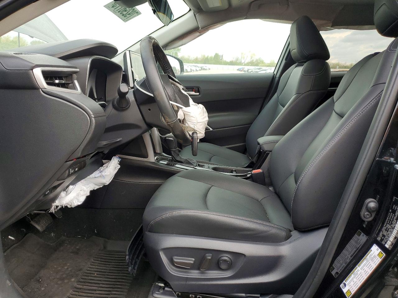 2024 TOYOTA COROLLA CROSS XLE photo 7