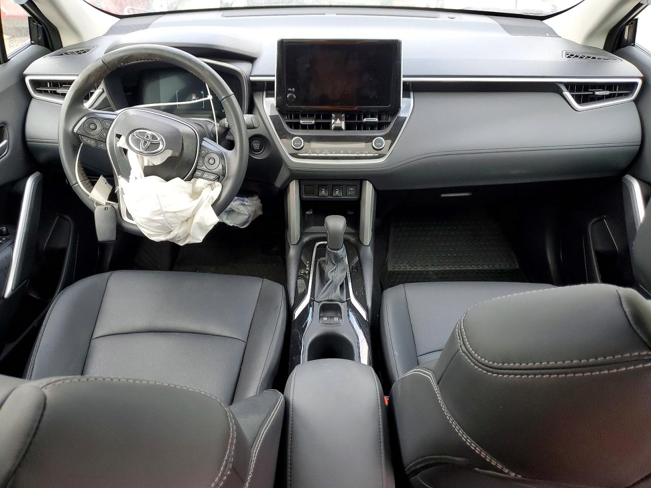 2024 TOYOTA COROLLA CROSS XLE photo 8
