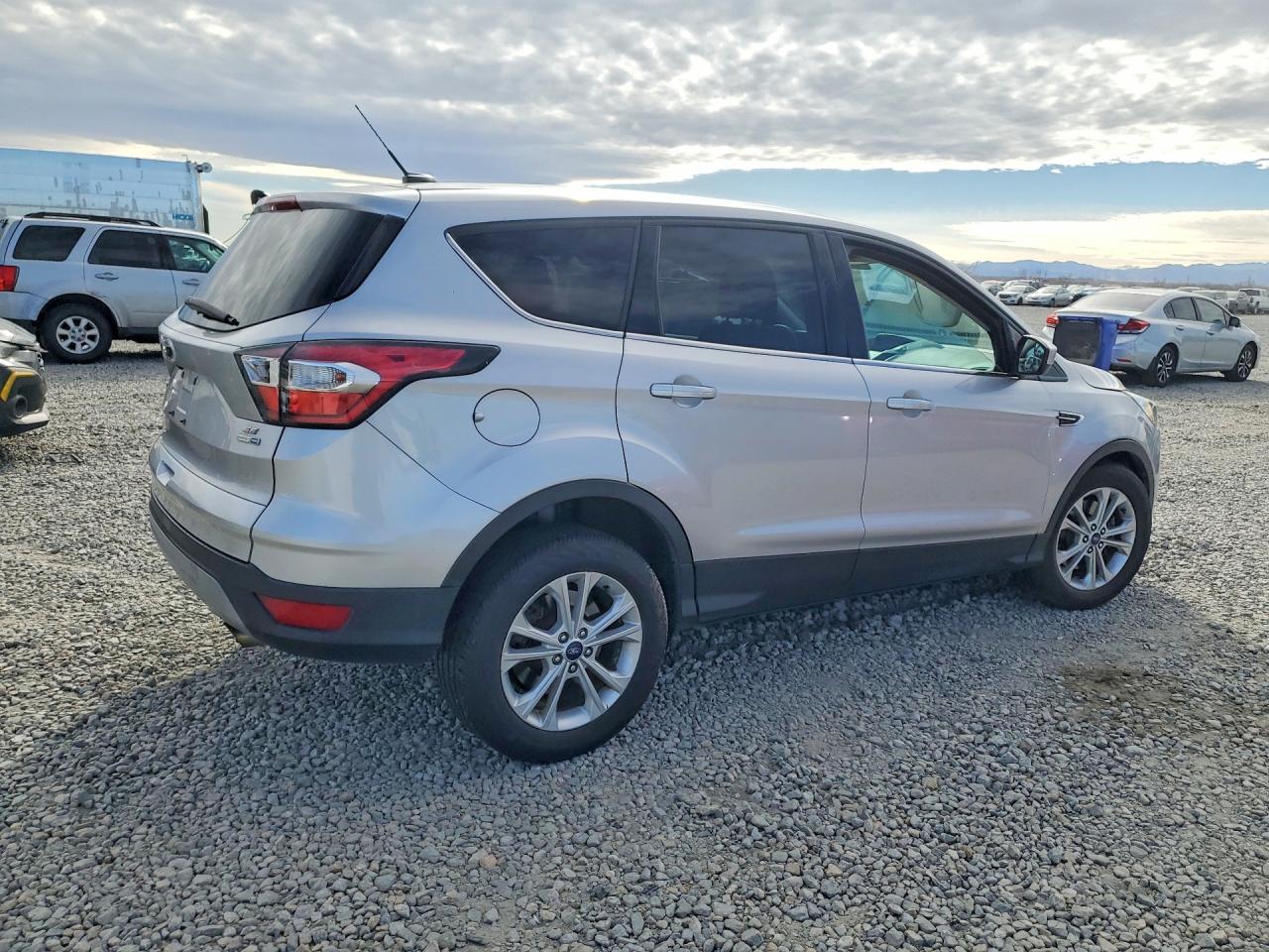 2017 FORD ESCAPE SE photo 3