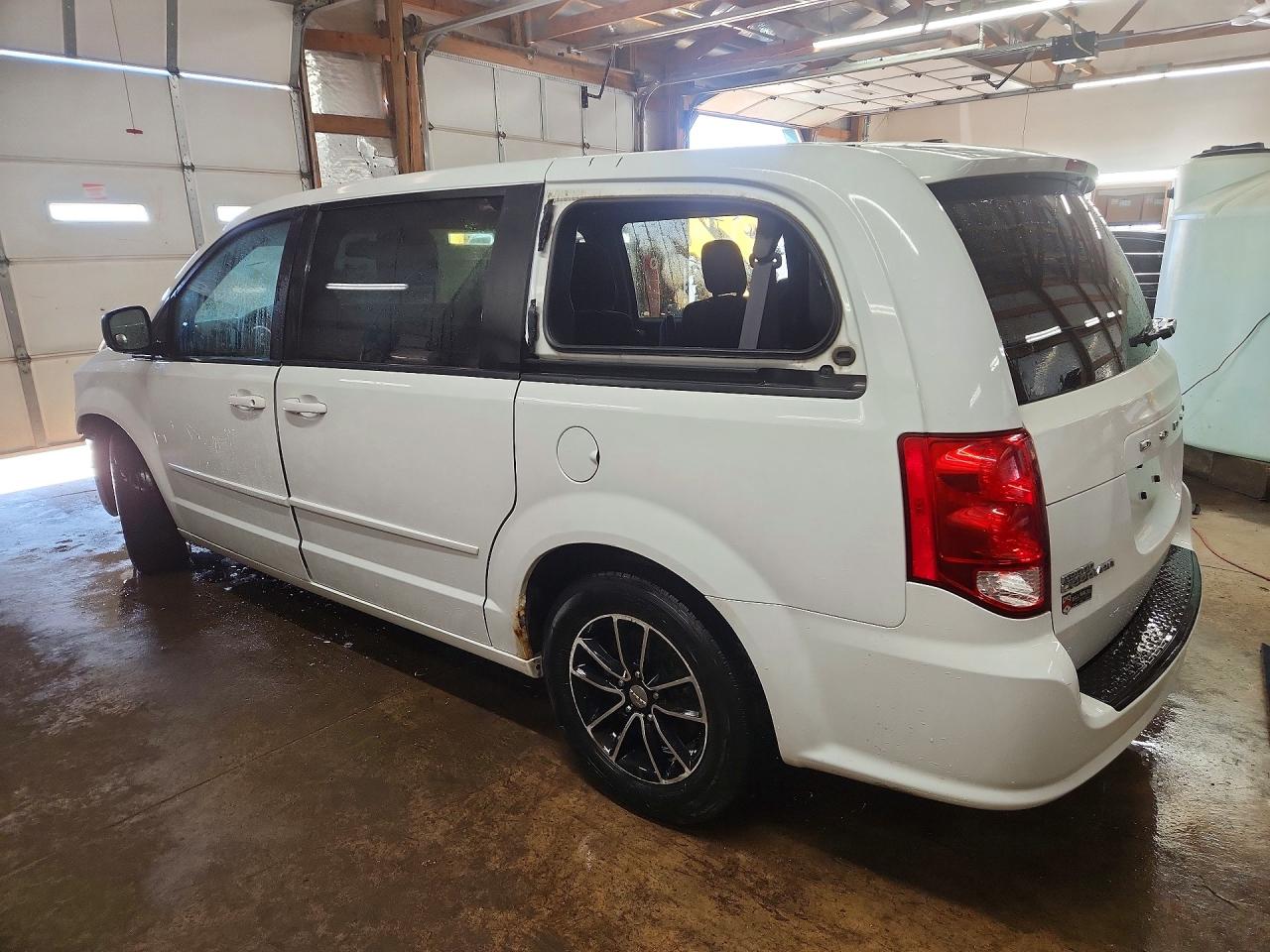 2015 DODGE GRAND CARAVAN SE photo 2