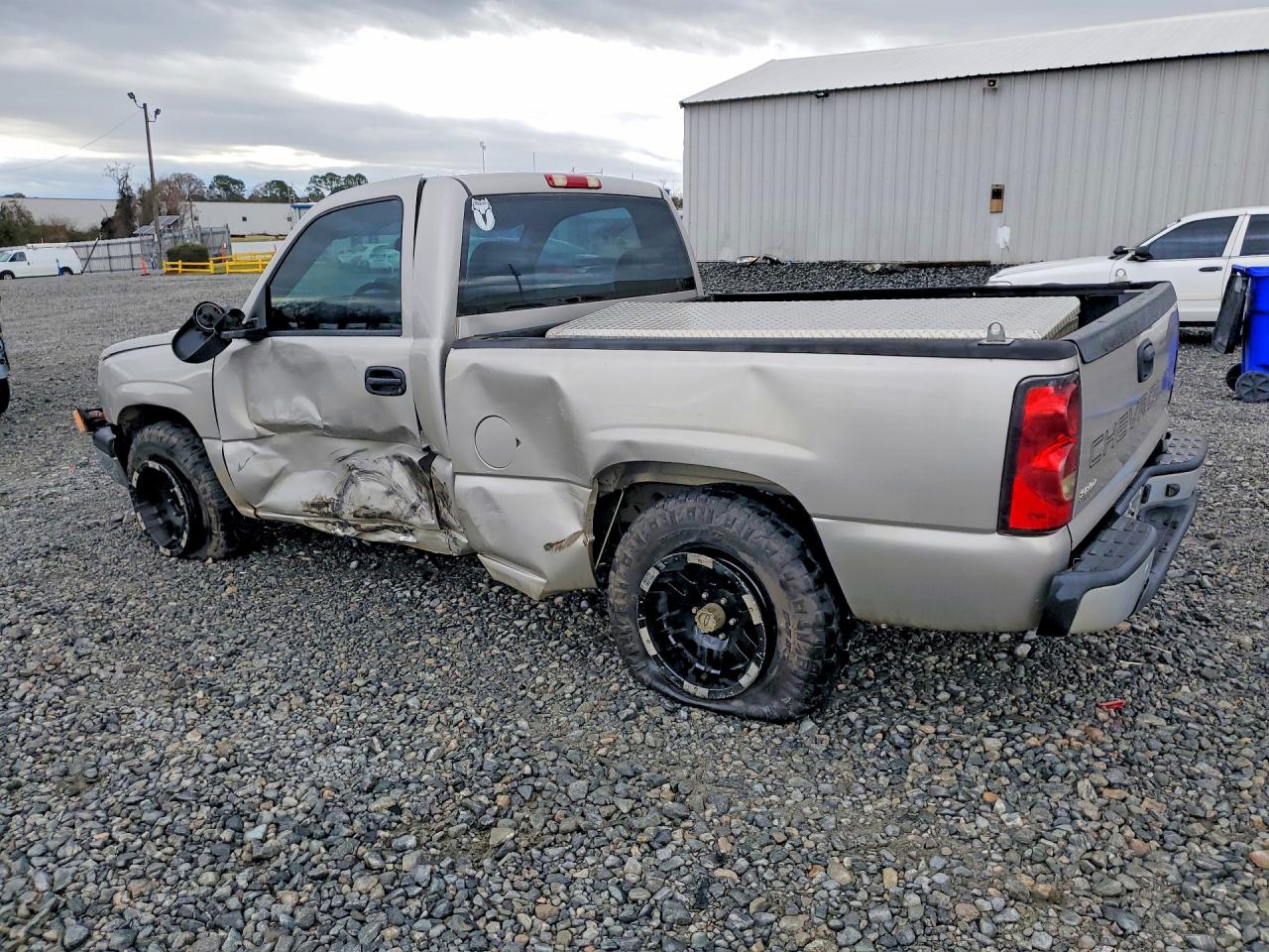 2005 CHEVROLET SILVERADO C1500 photo 2