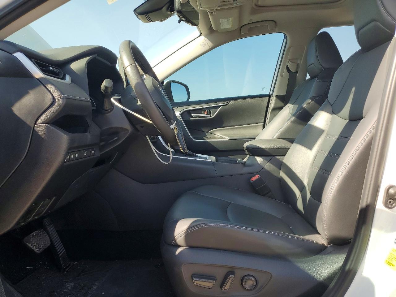 2024 TOYOTA RAV4 XLE PREMIUM photo 19