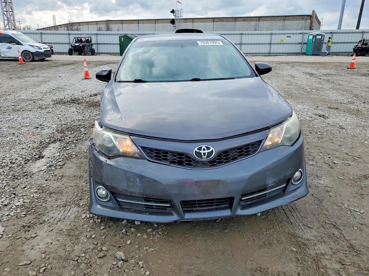 2013 TOYOTA CAMRY SE photo 9