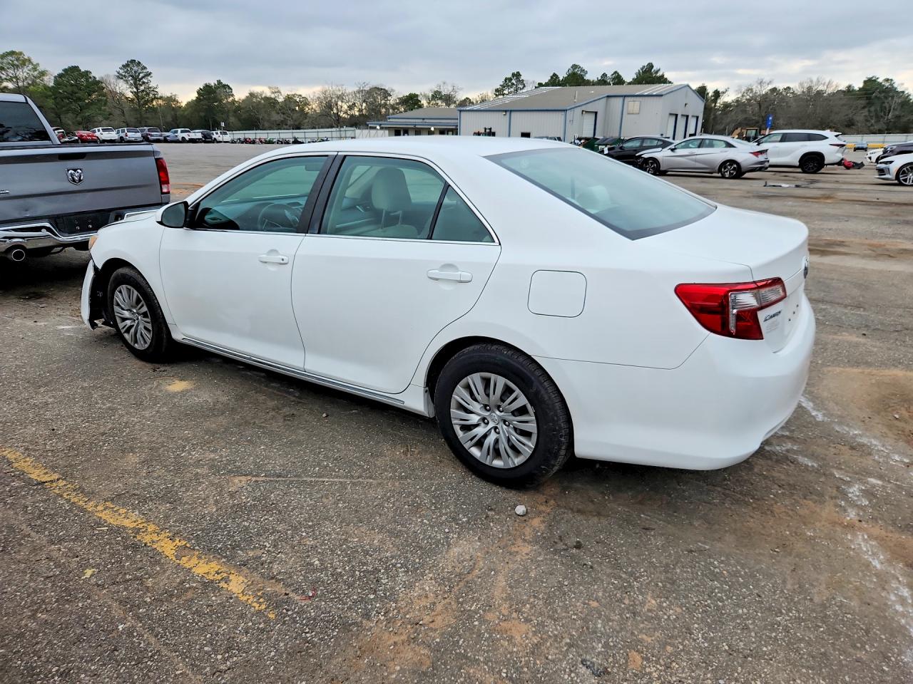 2013 TOYOTA CAMRY LE photo 2