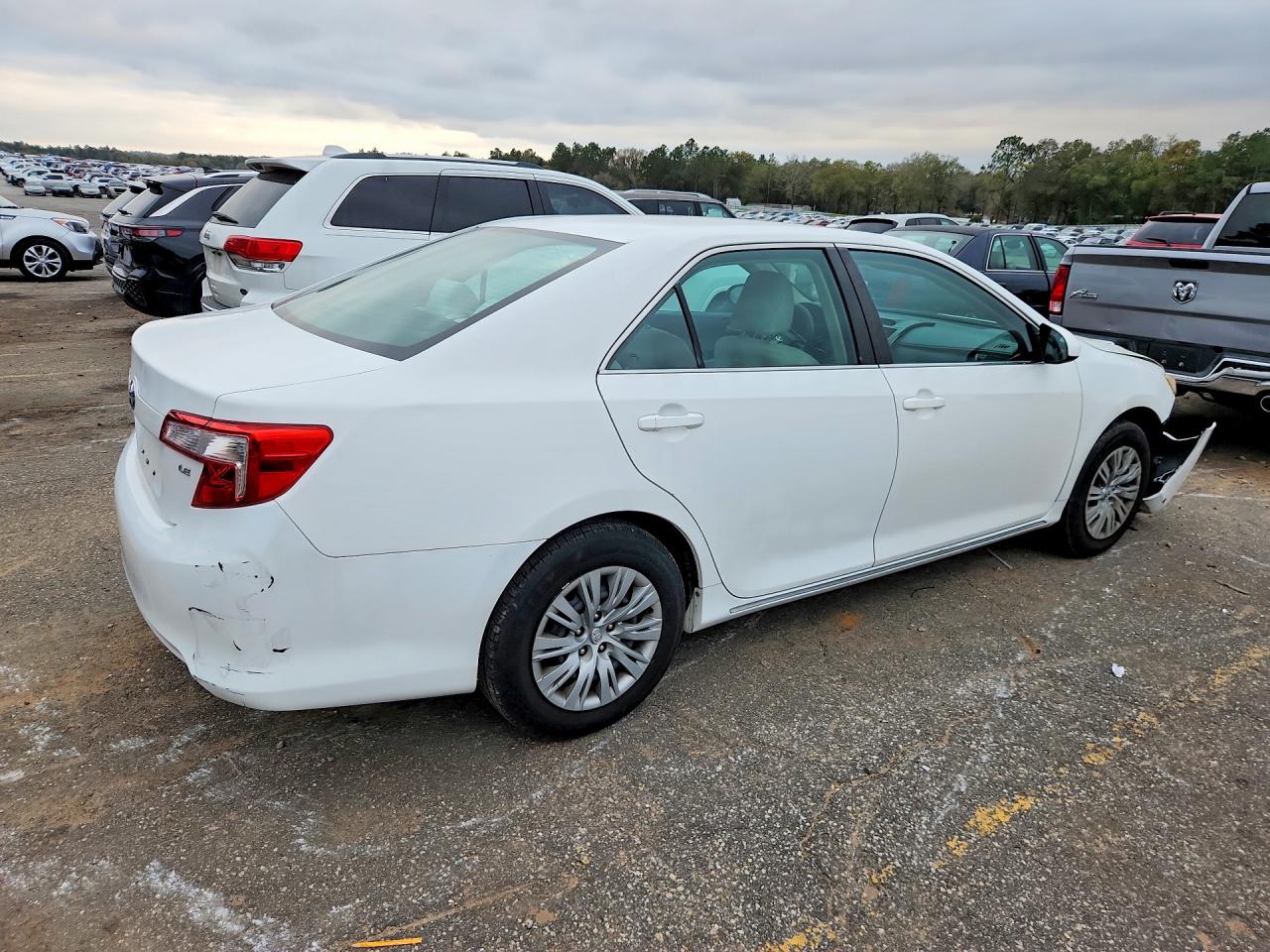 2013 TOYOTA CAMRY LE photo 3