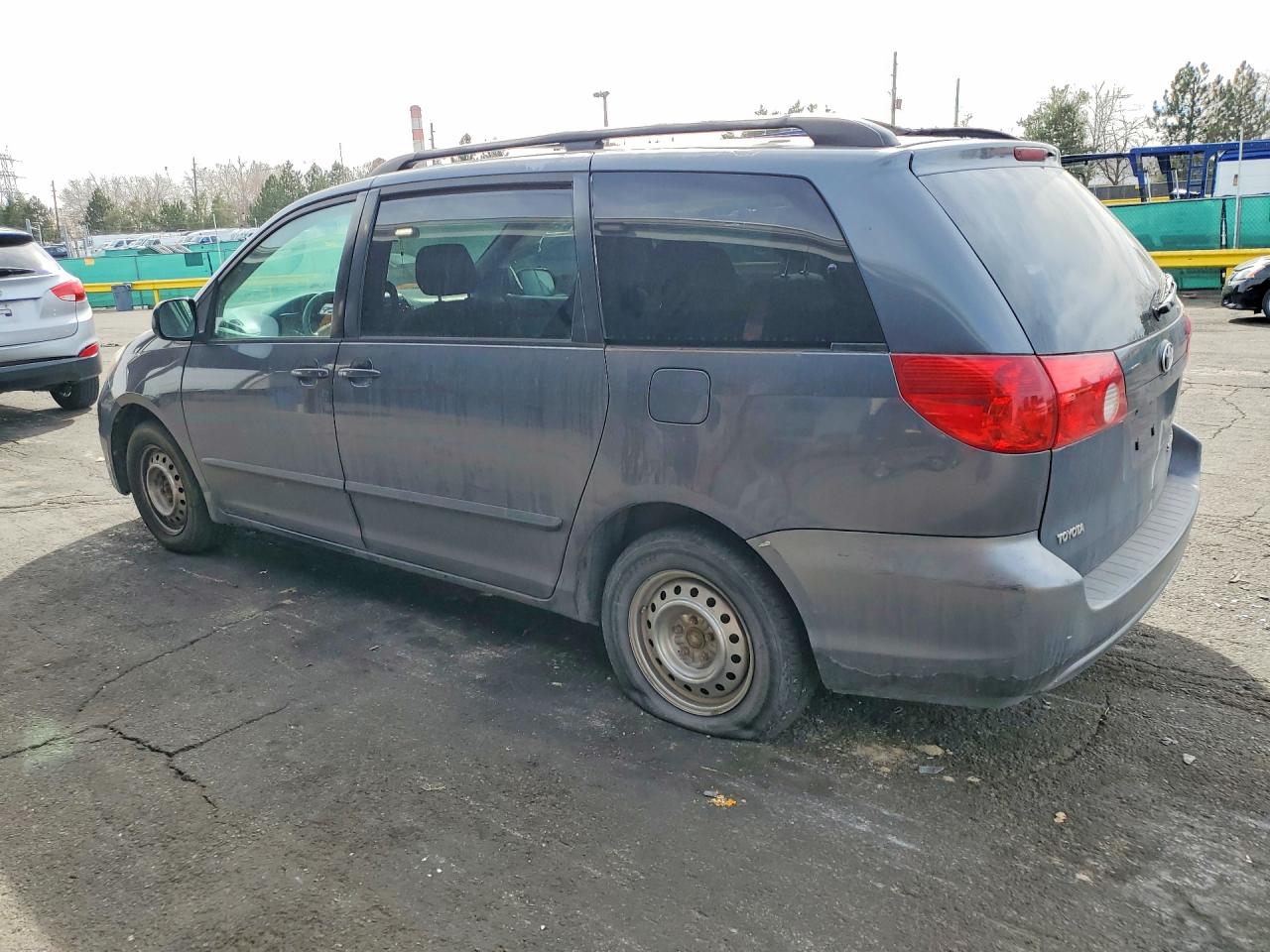 2007 TOYOTA SIENNA LE 8-PASSENGER photo 2