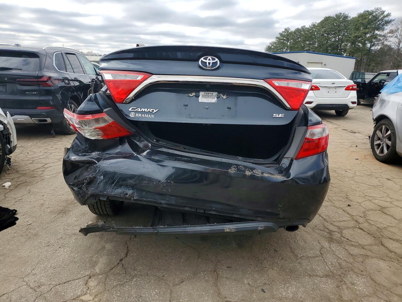 2015 TOYOTA CAMRY SE photo 16