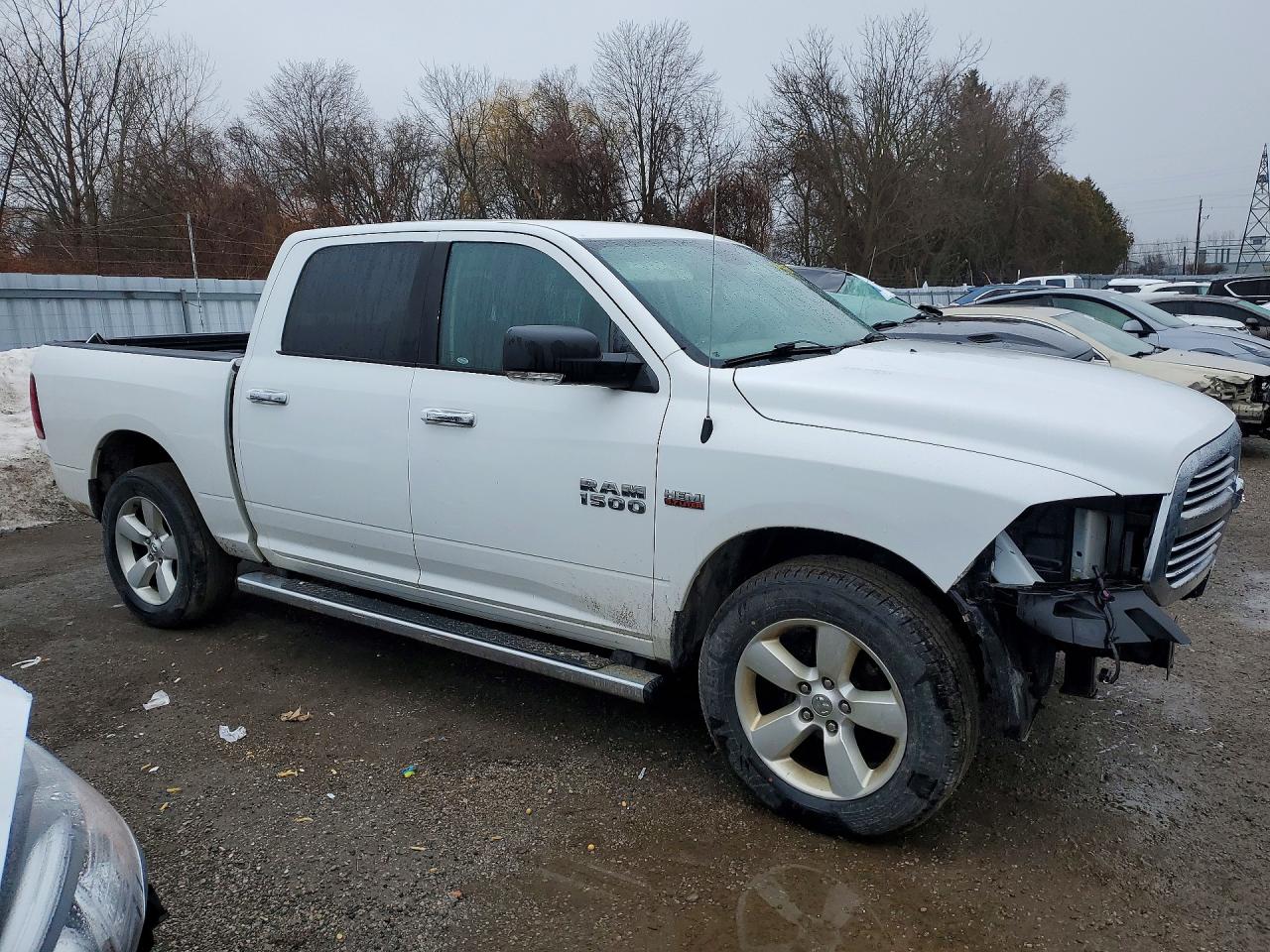 2016 RAM 1500 SLT photo 4