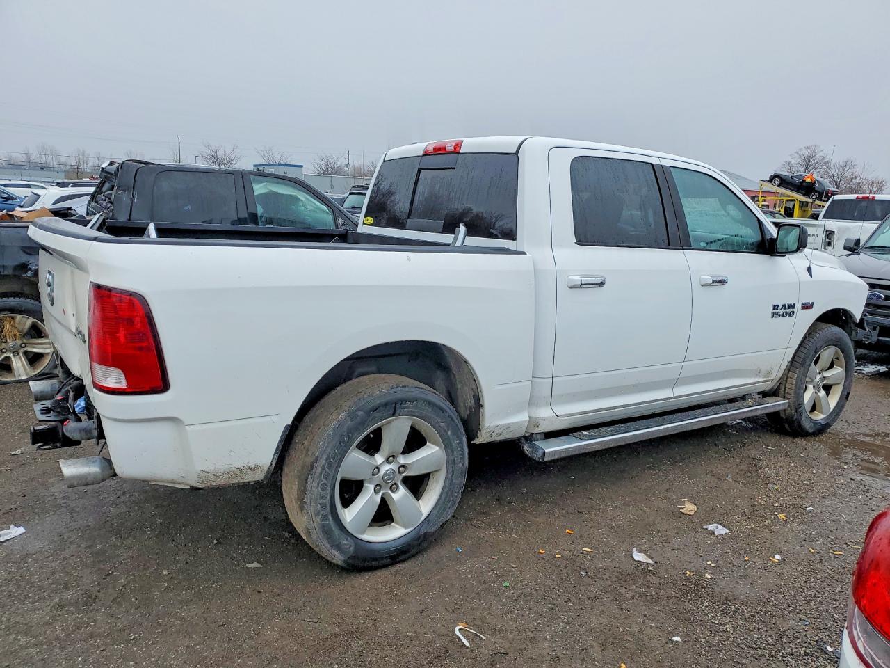 2016 RAM 1500 SLT photo 3