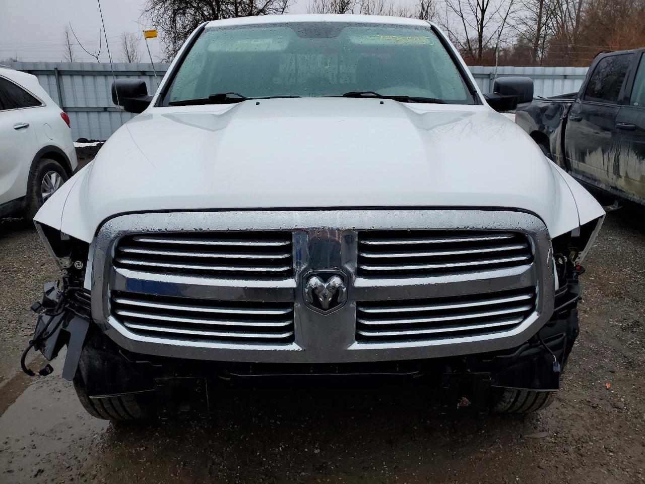 2016 RAM 1500 SLT photo 5