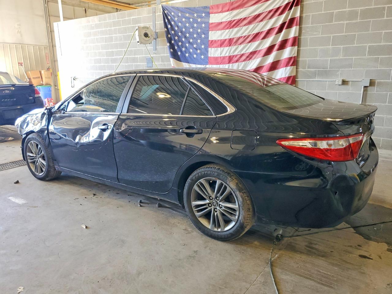 2017 TOYOTA CAMRY SE photo 2