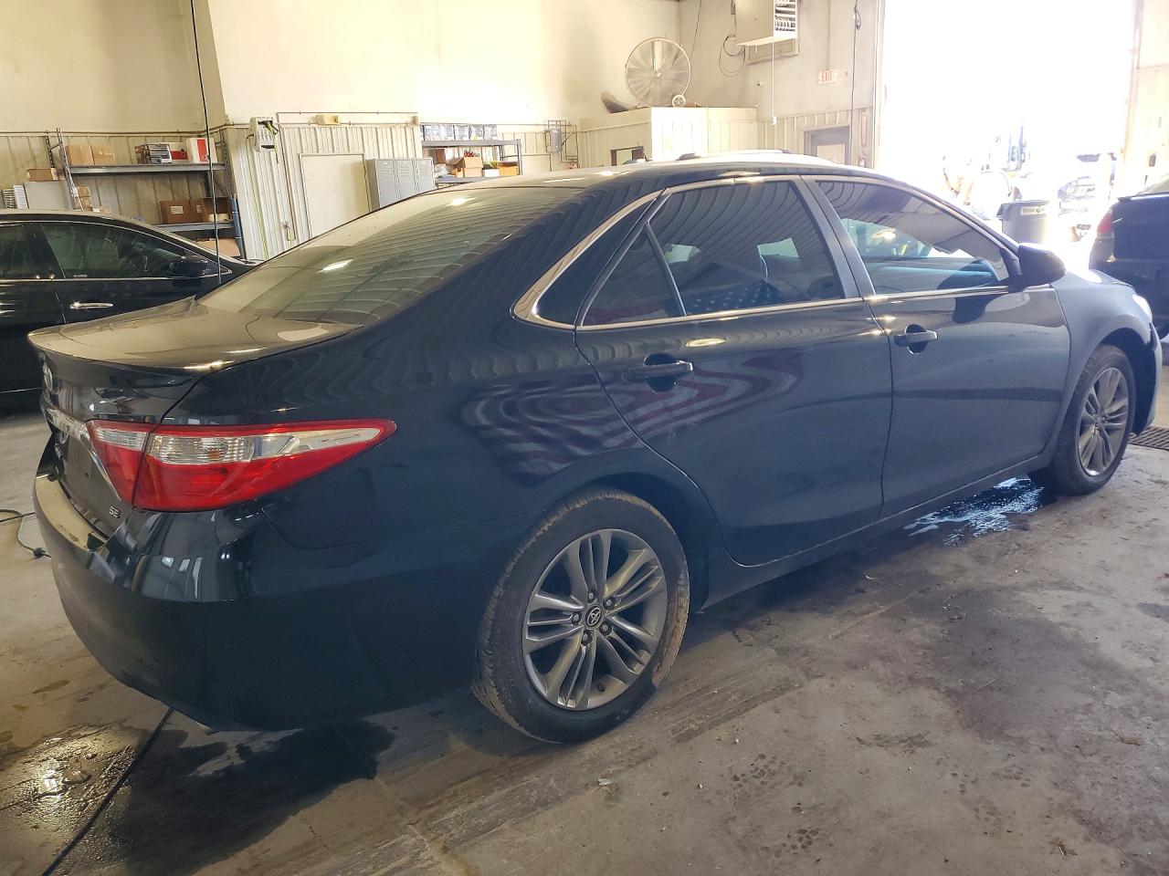 2017 TOYOTA CAMRY SE photo 3