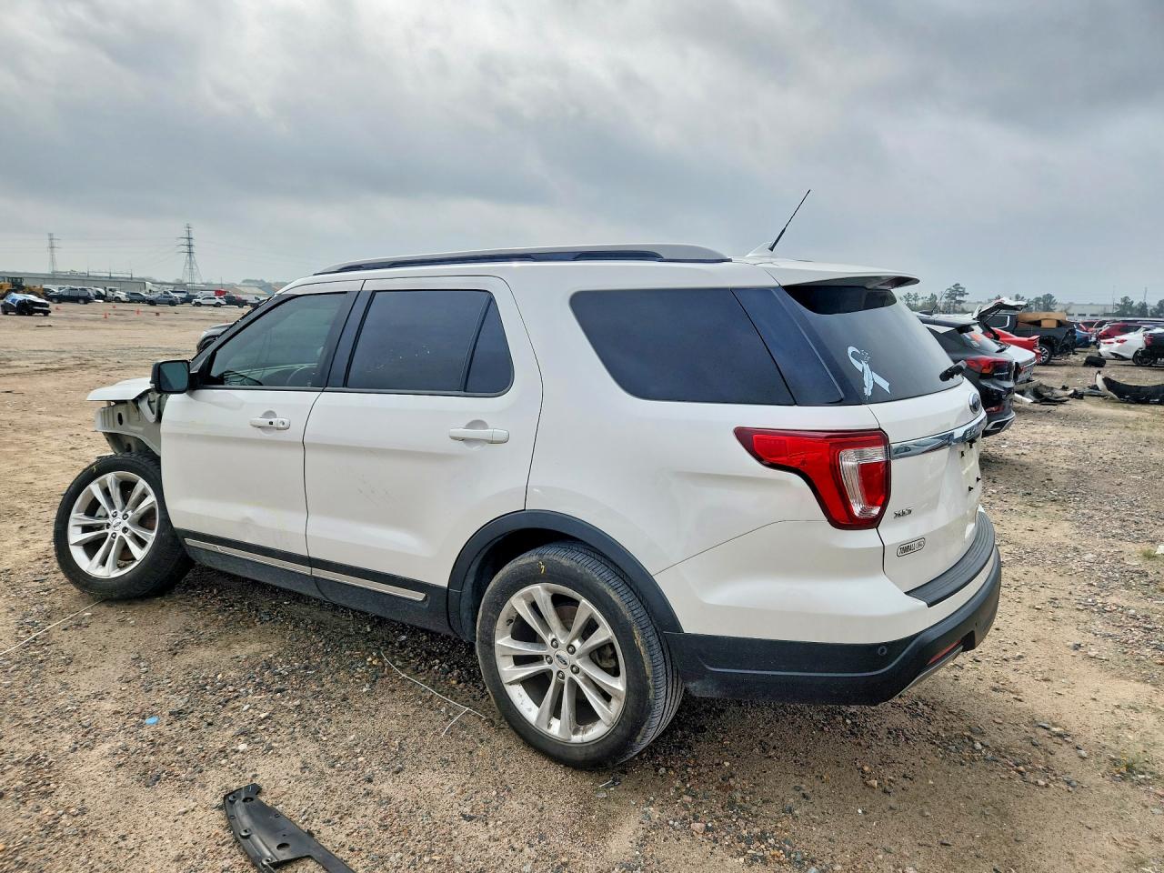 2019 FORD EXPLORER XLT photo 2