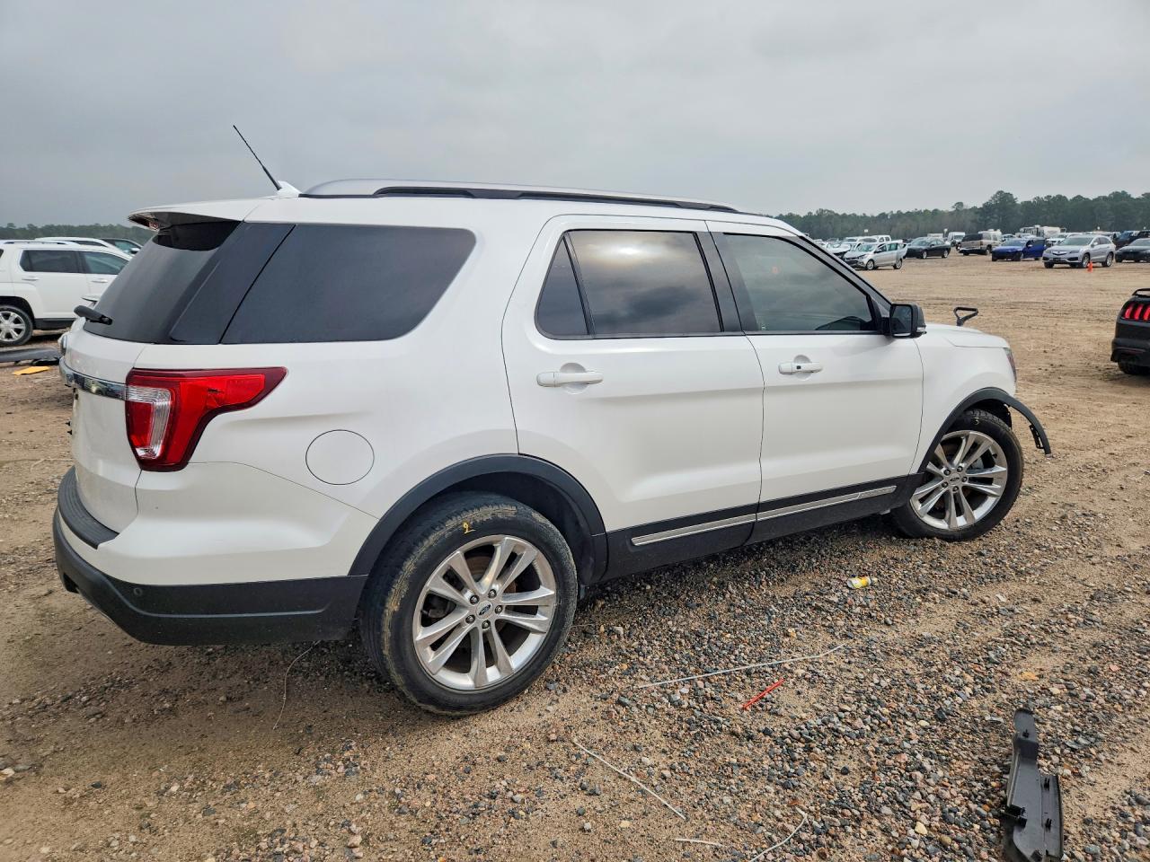 2019 FORD EXPLORER XLT photo 3
