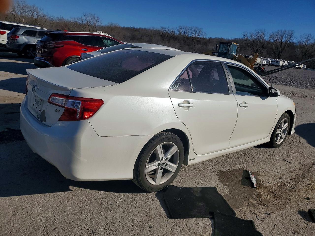2014 TOYOTA CAMRY SE photo 3