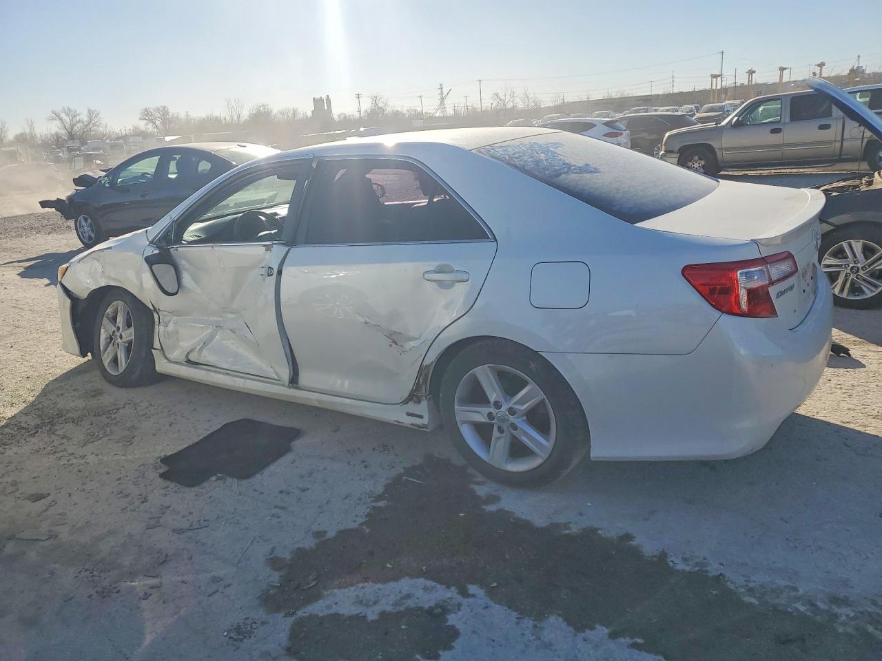 2014 TOYOTA CAMRY SE photo 2