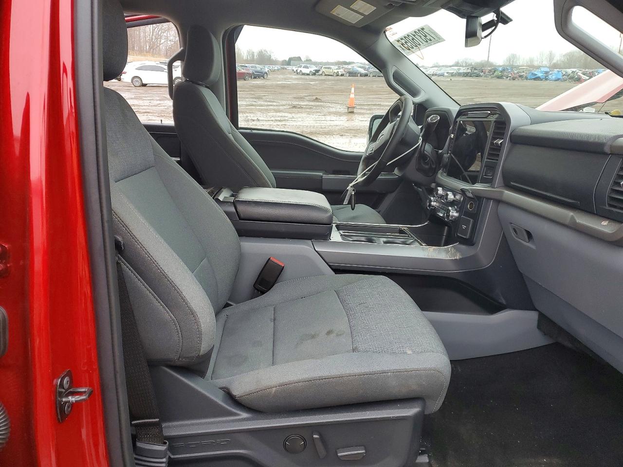 2025 FORD F150 XLT photo 19