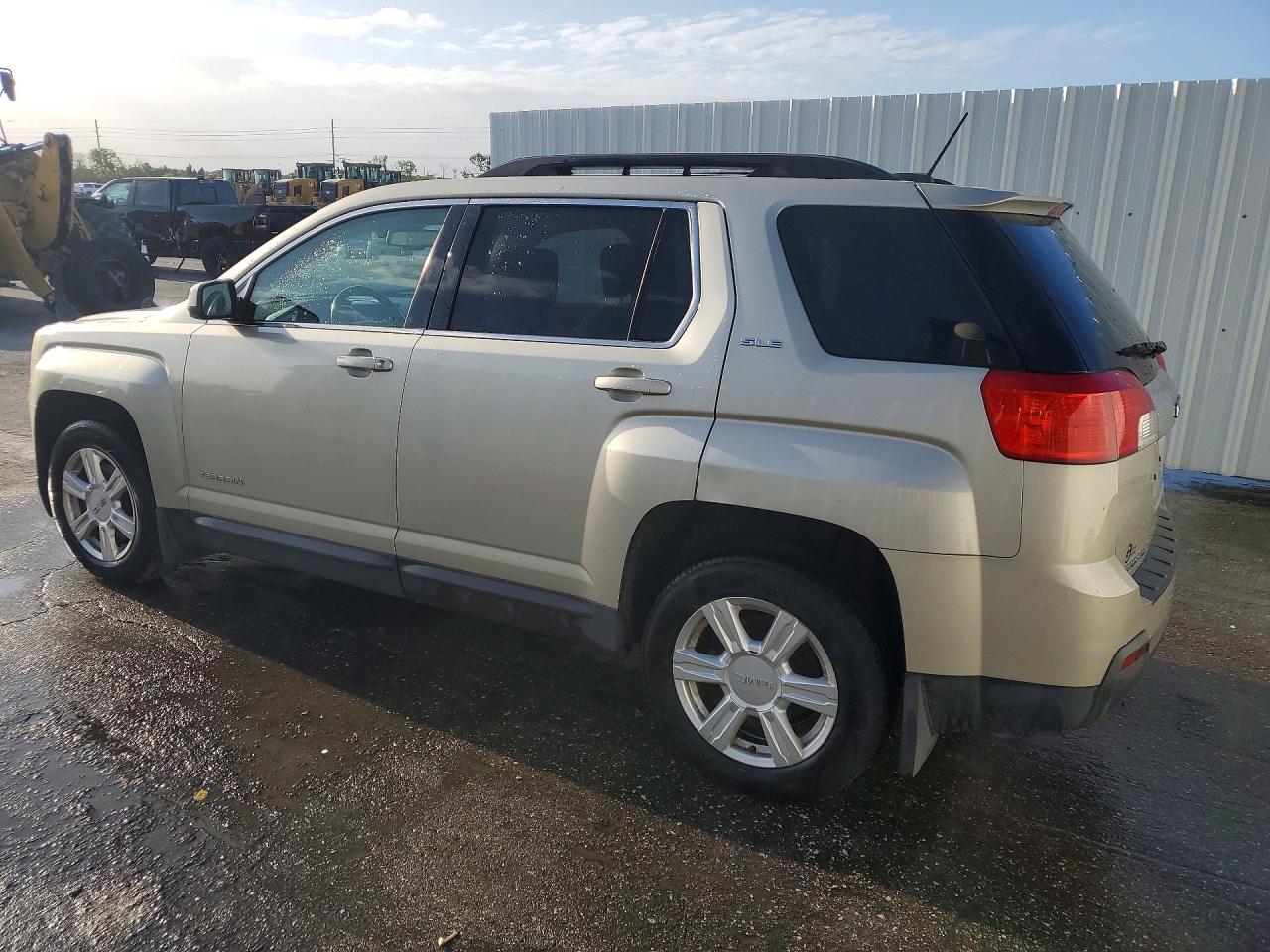 2015 GMC TERRAIN SLE photo 2