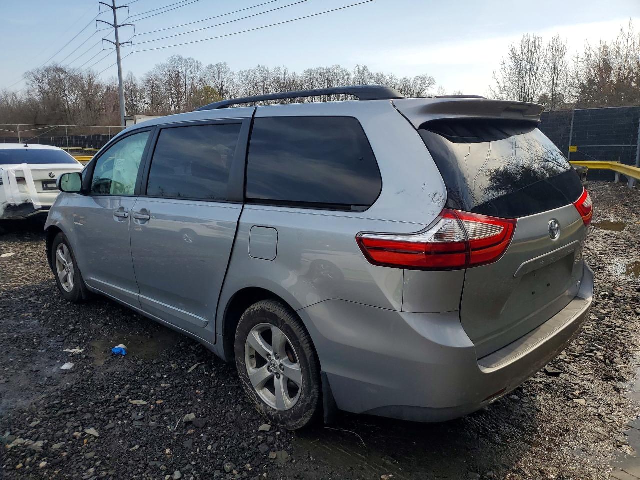 2015 TOYOTA SIENNA LE 8-PASSENGER photo 2