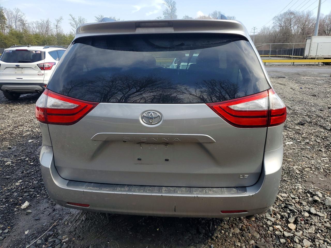 2015 TOYOTA SIENNA LE 8-PASSENGER photo 6