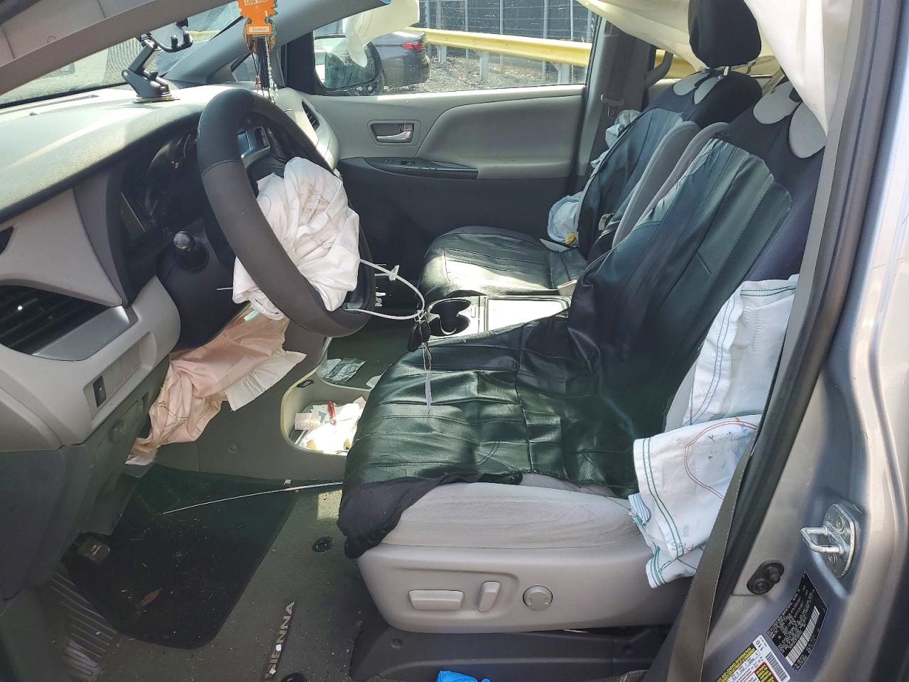 2015 TOYOTA SIENNA LE 8-PASSENGER photo 7