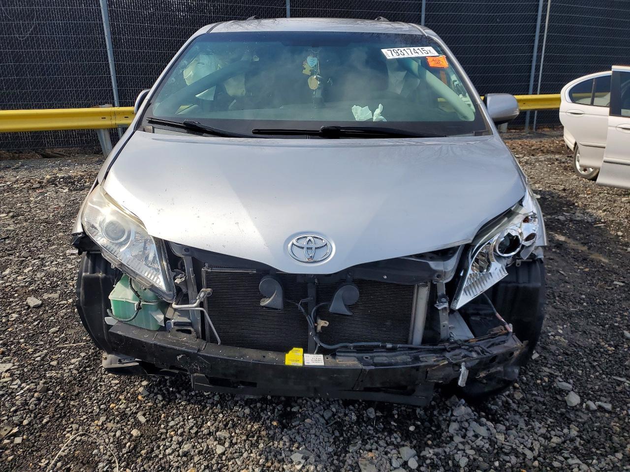 2015 TOYOTA SIENNA LE 8-PASSENGER photo 5