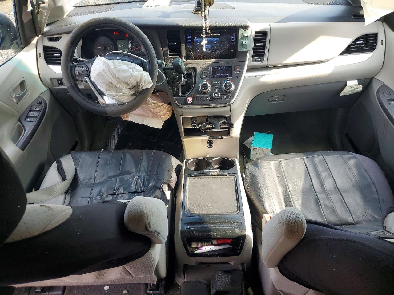 2015 TOYOTA SIENNA LE 8-PASSENGER photo 8