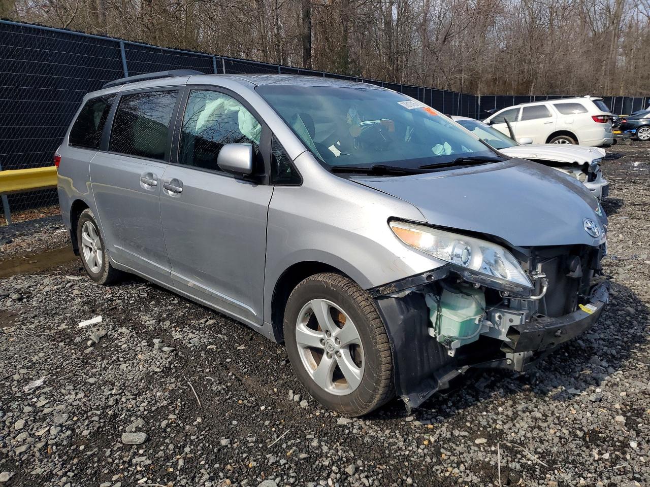 2015 TOYOTA SIENNA LE 8-PASSENGER photo 4
