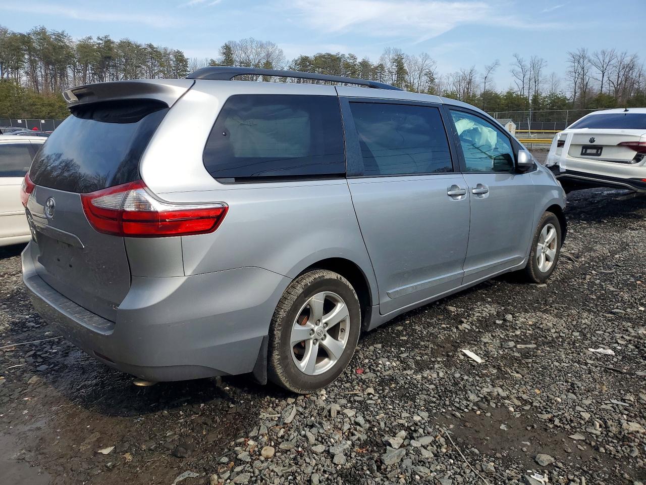 2015 TOYOTA SIENNA LE 8-PASSENGER photo 3