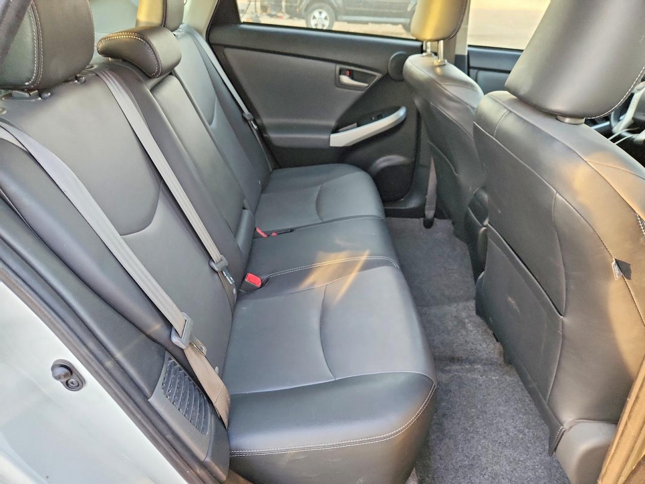 2015 TOYOTA PRIUS FIVE photo 10