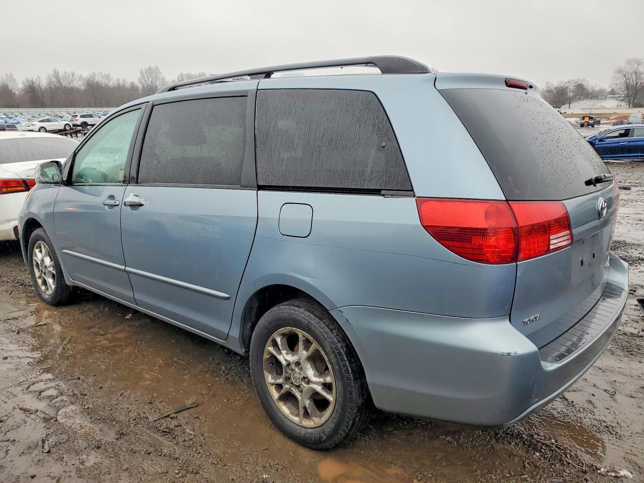 2004 TOYOTA SIENNA LE 7 PASSENGER photo 2