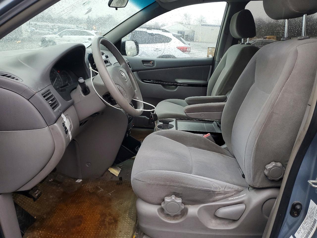 2004 TOYOTA SIENNA LE 7 PASSENGER photo 7