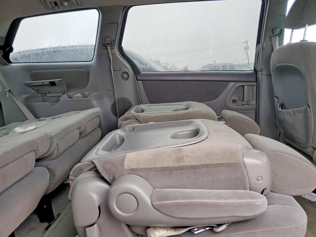 2004 TOYOTA SIENNA LE 7 PASSENGER photo 11