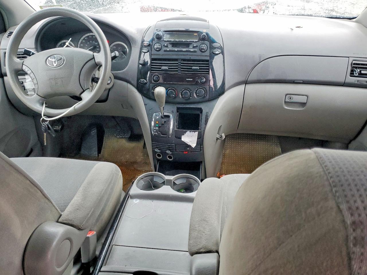 2004 TOYOTA SIENNA LE 7 PASSENGER photo 8